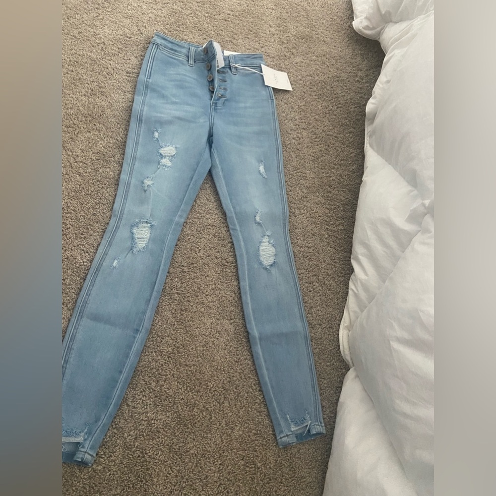 Kancan light wash distressed jeans